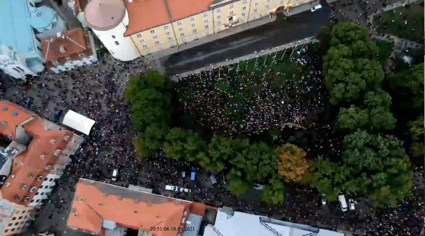 Несколько тысяч человек в центре Риги собрались, чтобы протестовать против «обязательной вакцинации»...