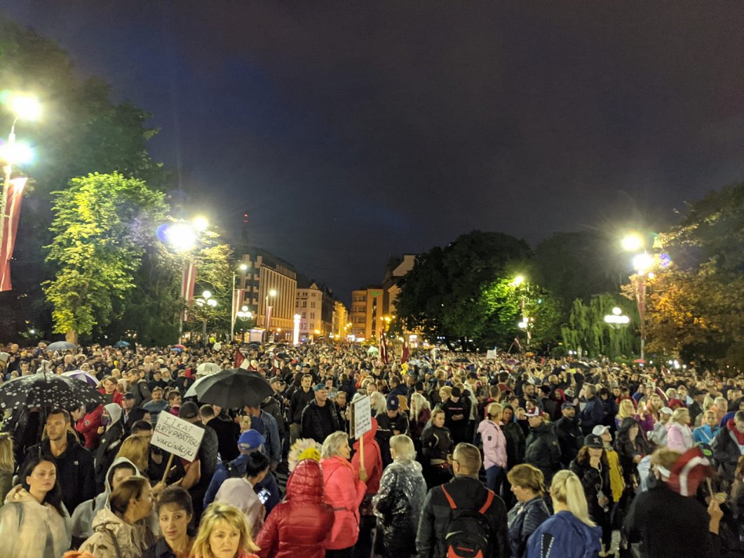 Rīgas centrā vairāki tūkstoši cilvēku pulcējas protestā pret «obligātu vakcināciju» pret Covid-19 (1...