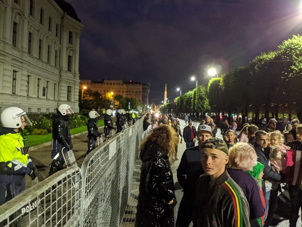 Rīgas centrā vairāki tūkstoši piketē pret «obligātu vakcināciju» pret Covid-19 (18.08.2021)