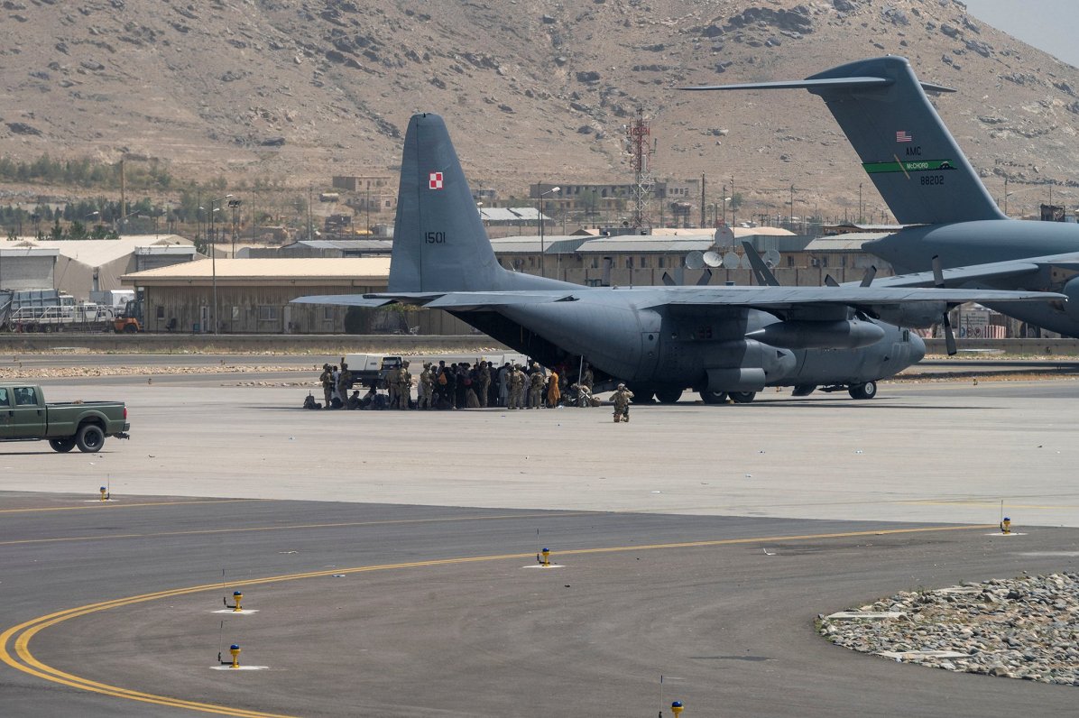 ASV Gaisa spēku lidmašīna Hamida Karzaja lidostā Kabulā (17.08.2021).