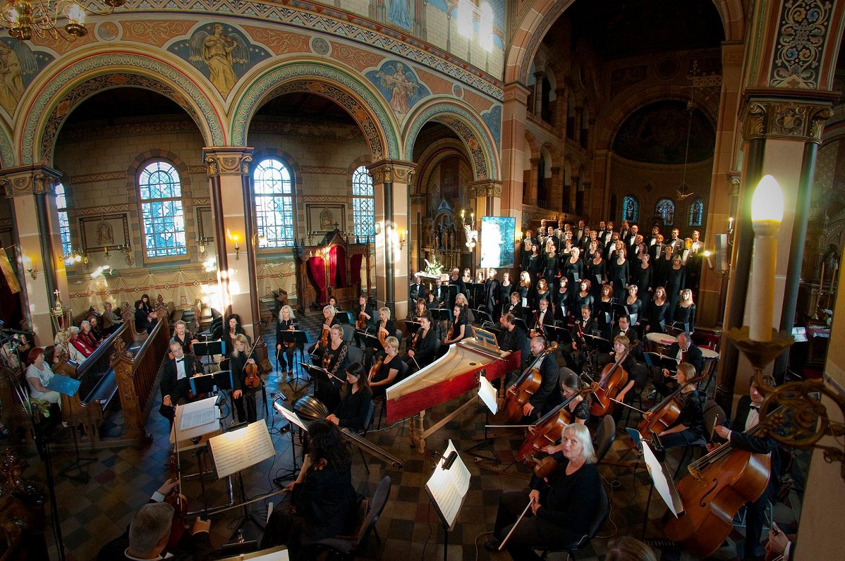 Лиепайский симфонический оркестр в соборе Святого Иосифа.