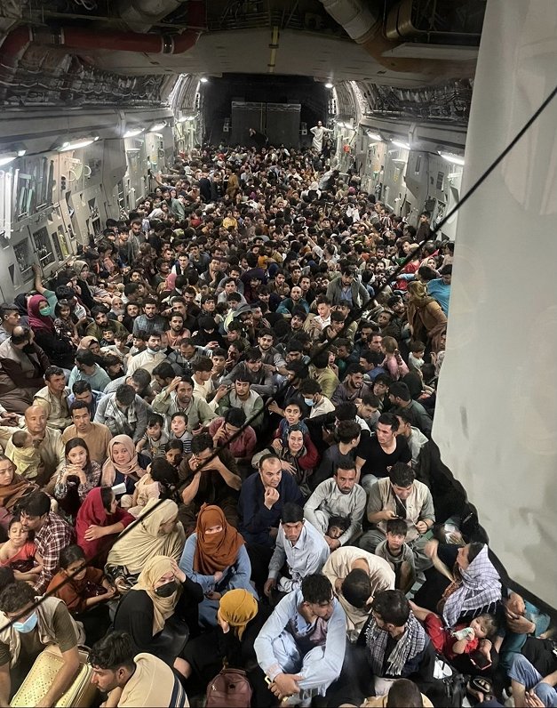 Vienā no ASV gaisa spēku kravas lidmašīnām no Kabulas izdevās izvest aptuveni 640 afgāņu vīriešus, s...