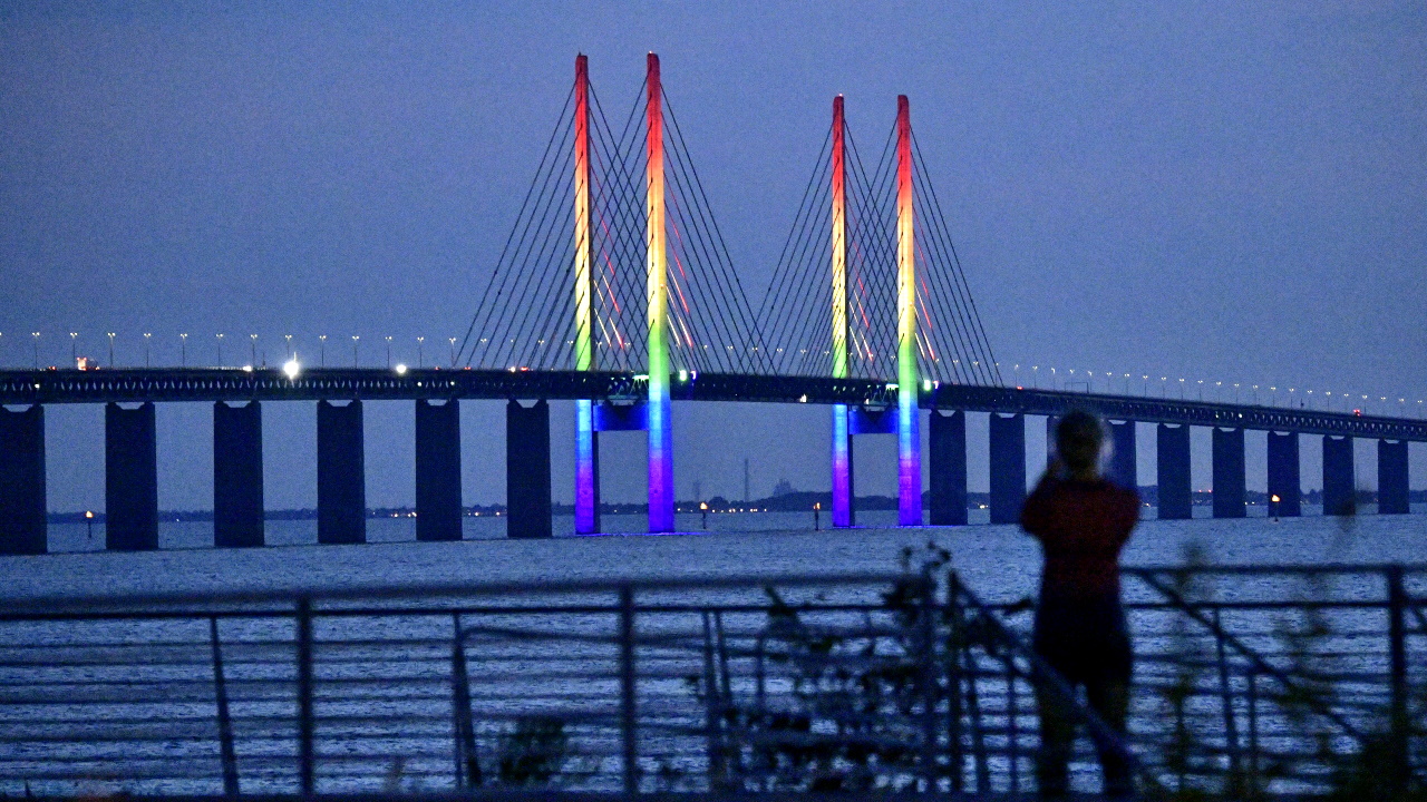 Эресуннский мост между датским Копенгагеном и шведским Мальме подсвечен в цвета ЛГБТ.  12 августа 20...