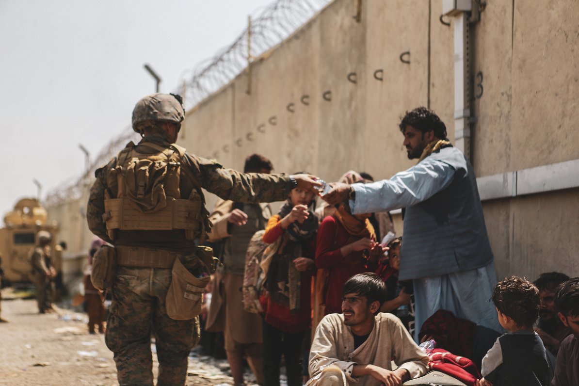 ASV armijnieki organizē evakuāciju Kabulas lidostā.