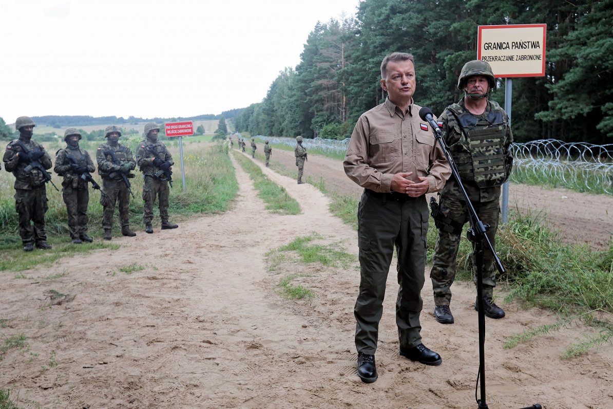 Polijas aizsardzības ministrs Marjušs Blaščaks pie Polijas-Baltkrievijas robežas. 2021. gada 23. aug...