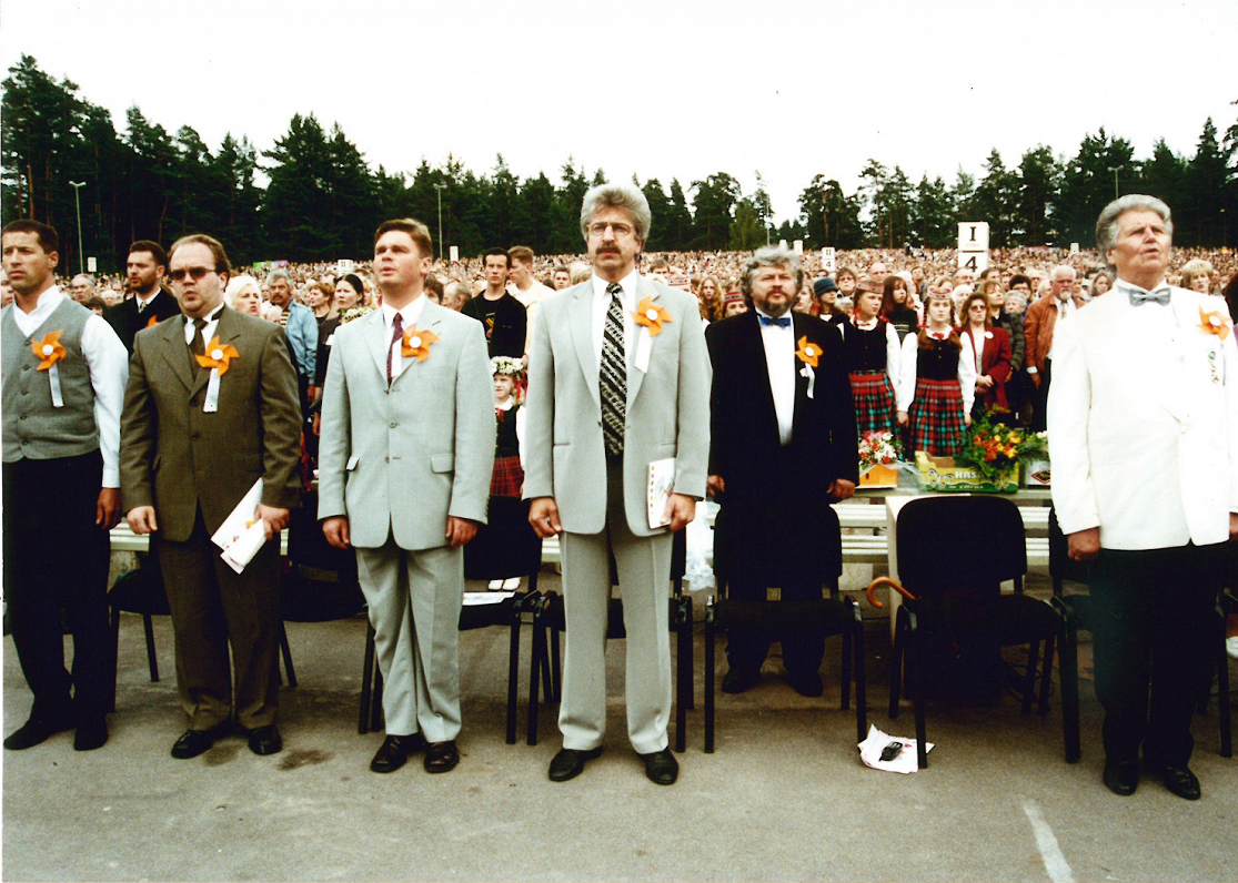 No kreisās: Agris Daņiļēvičs, Māris Sirmais, Romāns Vanags, Arvīds Platpers, Agris Celms un Jānis Dū...