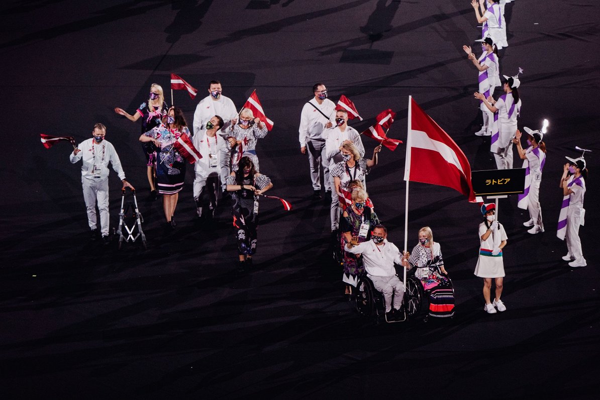 Latvijas delegācija Tokijas paraolimpisko spēļu atklāšanas ceremonijā