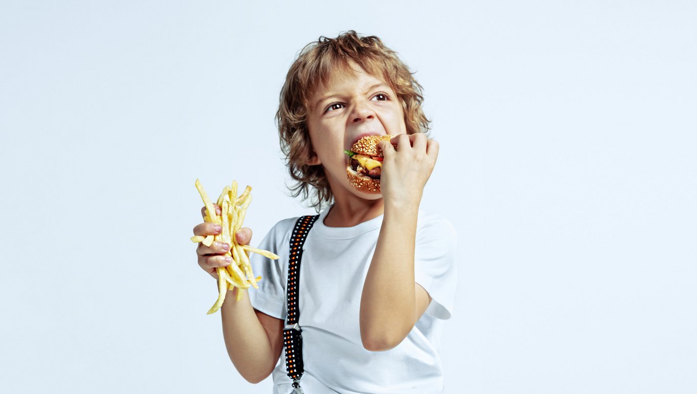 Eiropas Savienībā spriež, kā aizsargāt bērnus no neveselīgas pārtikas reklāmām
