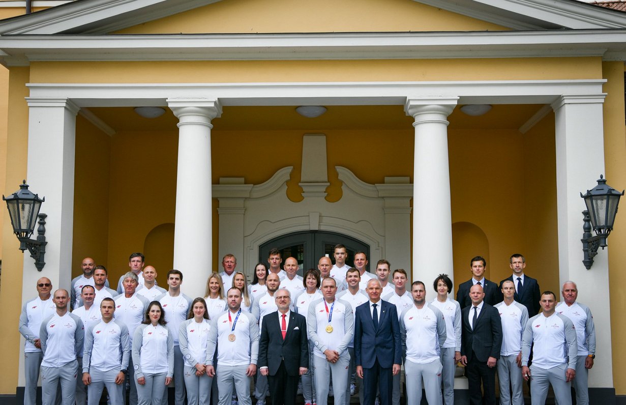 Latvijas olimpieši pieņemšanā Rīgas pilī