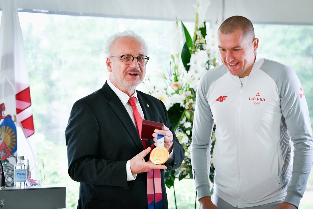 Valsts prezidents Egils Levits (pa kreisi) un 3x3 basketbolists Edgars Krūmiņš