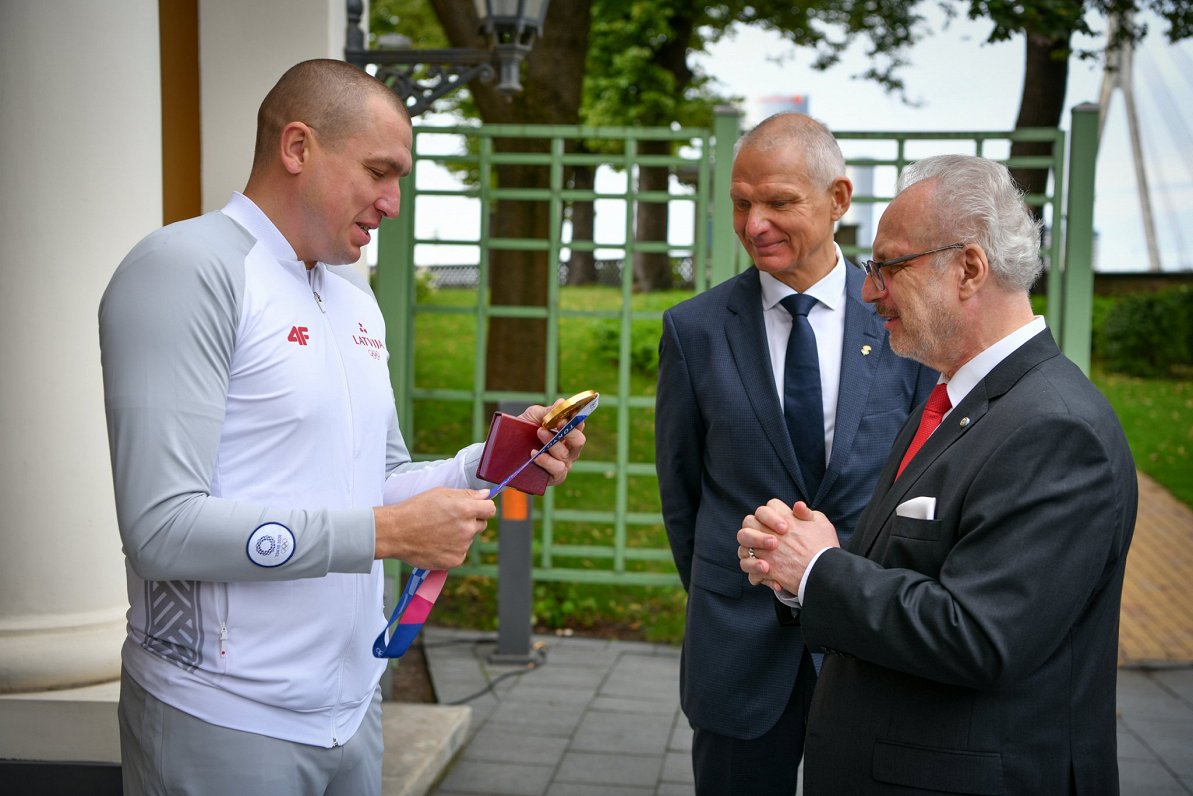 3x3 basketbolists Edgars Krūmiņš (no kreisās), LOK prezidents Žoržs Tikmers un Valsts prezidents Egi...