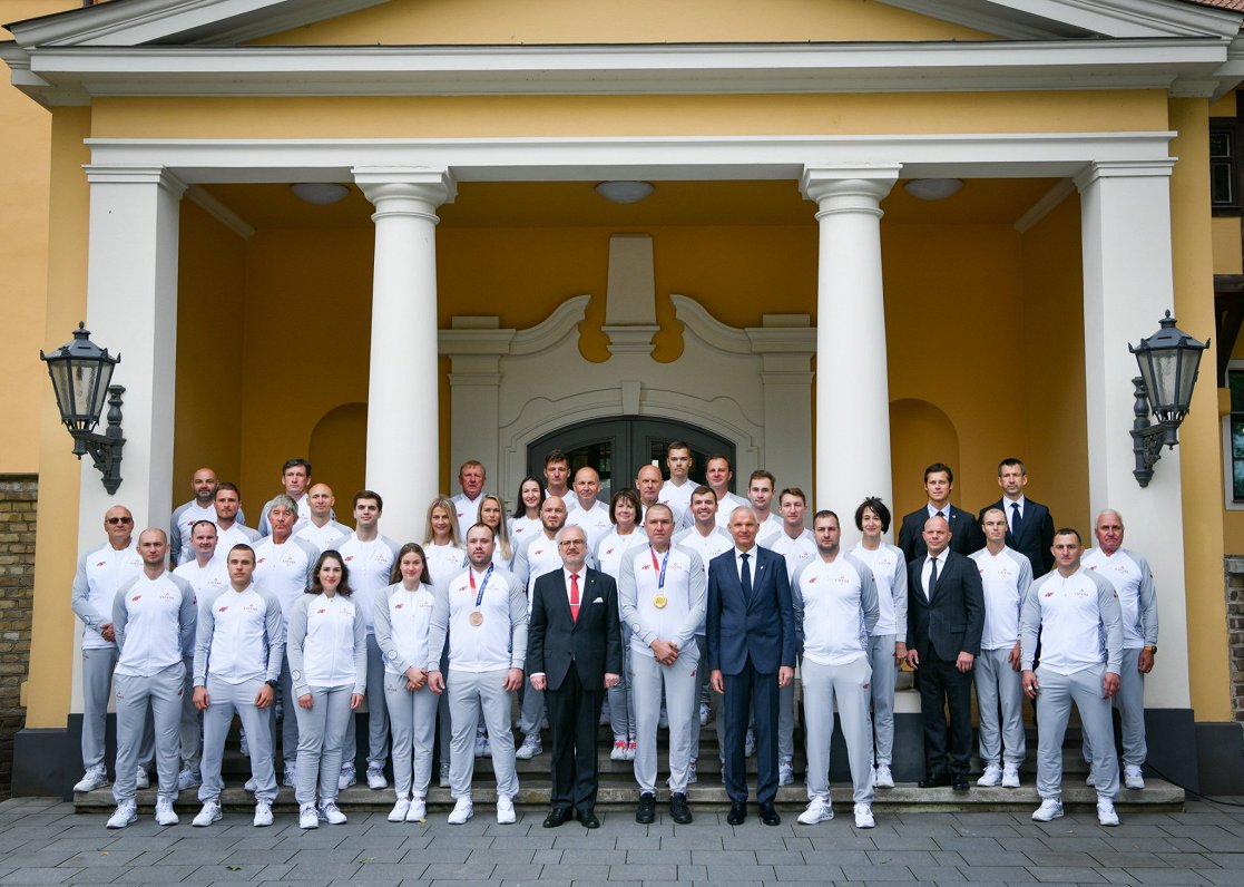 Latvijas olimpieši pieņemšanā Rīgas pilī