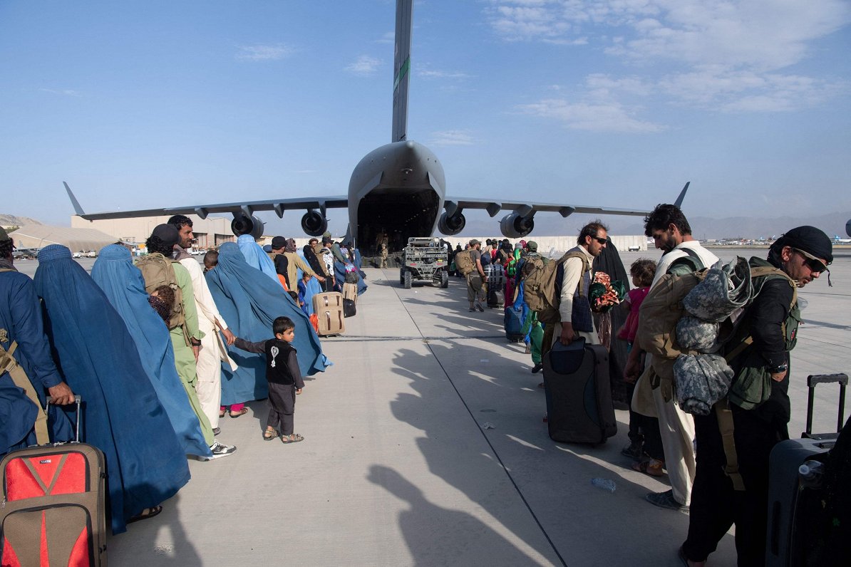 Cilvēku izceļošana no valsts Kabulas lidostā Afganistānā