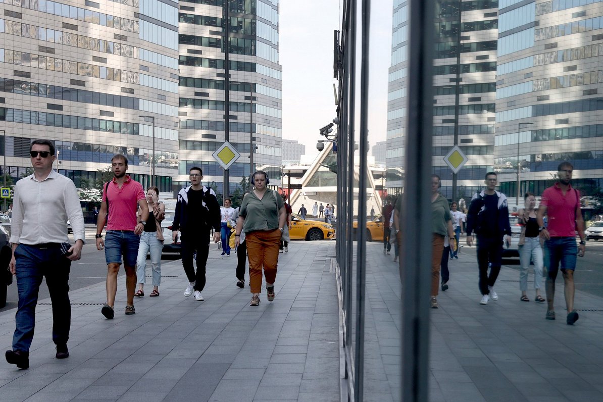 Cilvēki dodas uz darbu Maskavas centrā. 2021. gada augusts.