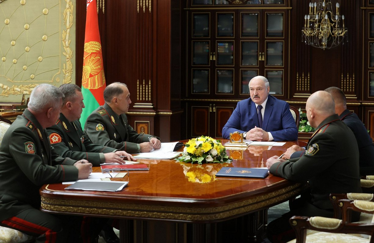 Baltkrievijas prezidents Aleksandrs Lukašenko kopā ar valsts militārajiem spēkiem