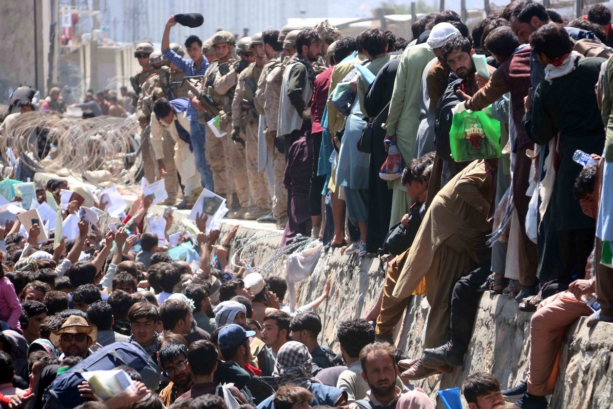 Cilvēki Kabulas lidostā cenšas pamest Afganistānu.