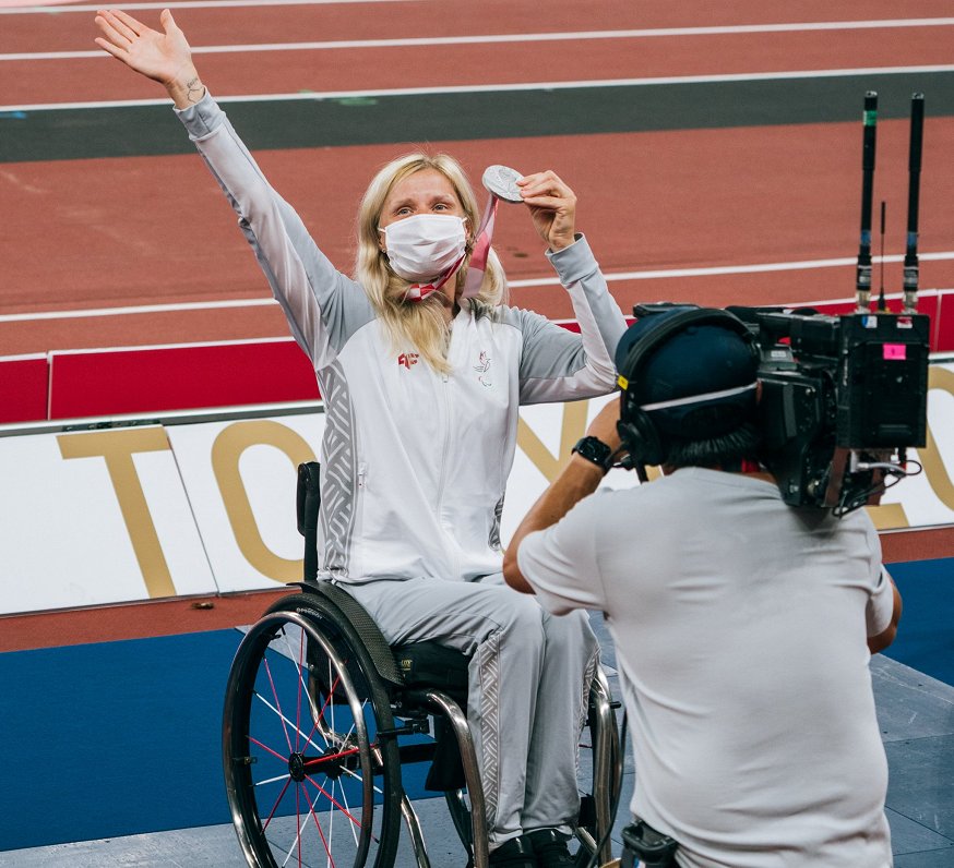 Diāna Dadzīte paraolimpisko spēļu apbalvošanā