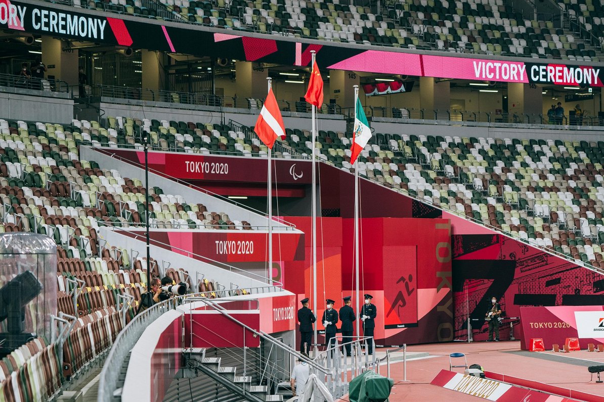 Karogu pacelšana Diānas Dadzītes apbalvošanā paraolimpiskajās spēlēs