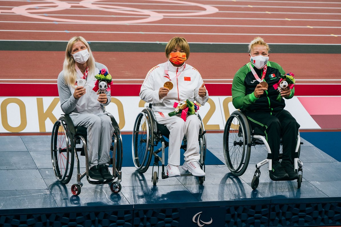 Diāna Dadzīte (pa kreisi) paraolimpisko spēļu apbalvošanā