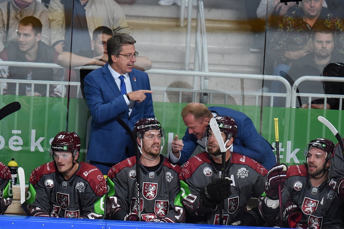 Latvijas hokeja izlases galvenais treneris Harijs Vītoliņš (otrajā plānā pa kreisi) pie rezervistu s...
