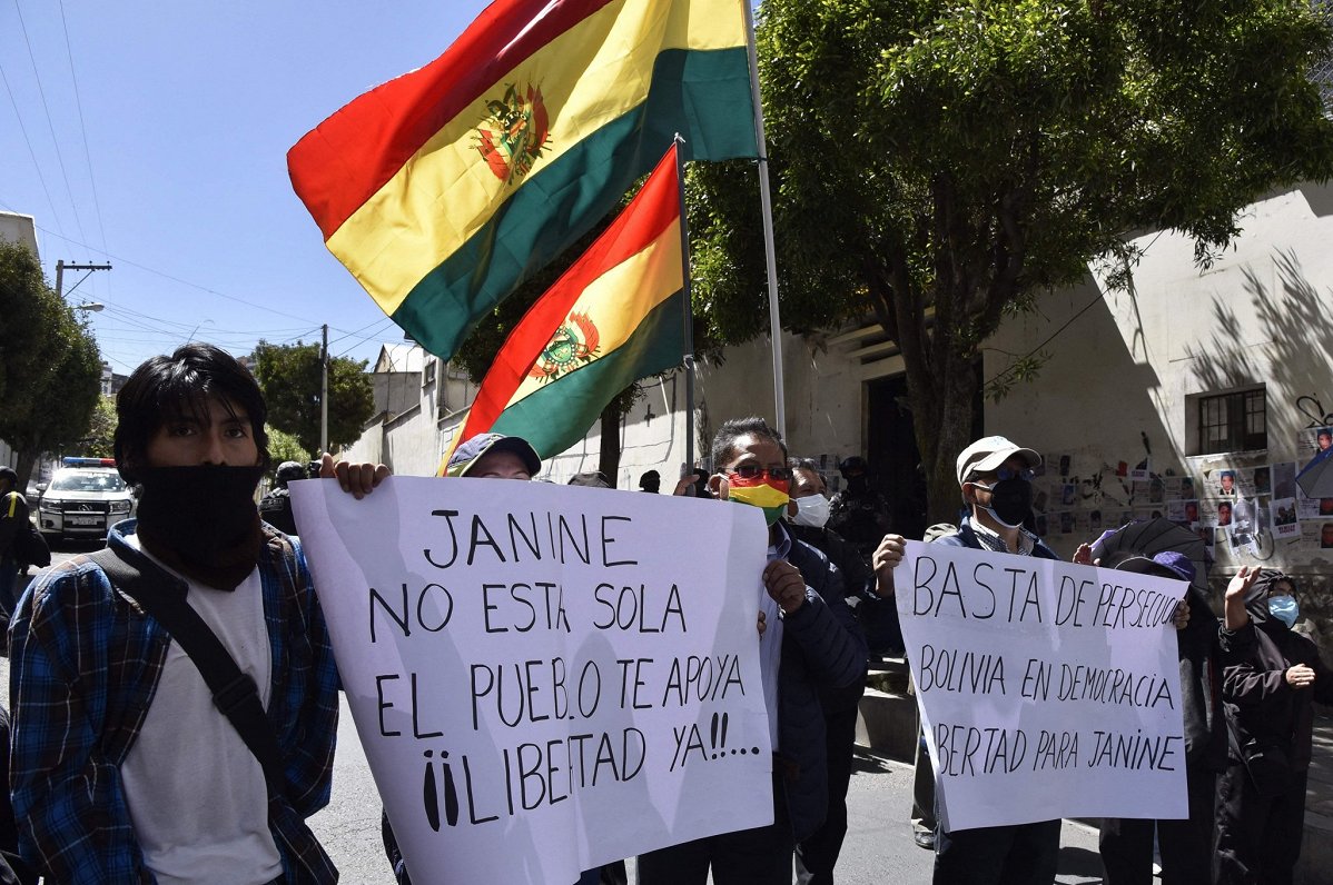 Bijušās Bolīvijas prezidentes Žanīnas Anjesas atbalsta akcija pie cietuma, kurā viņa ieslodzīta