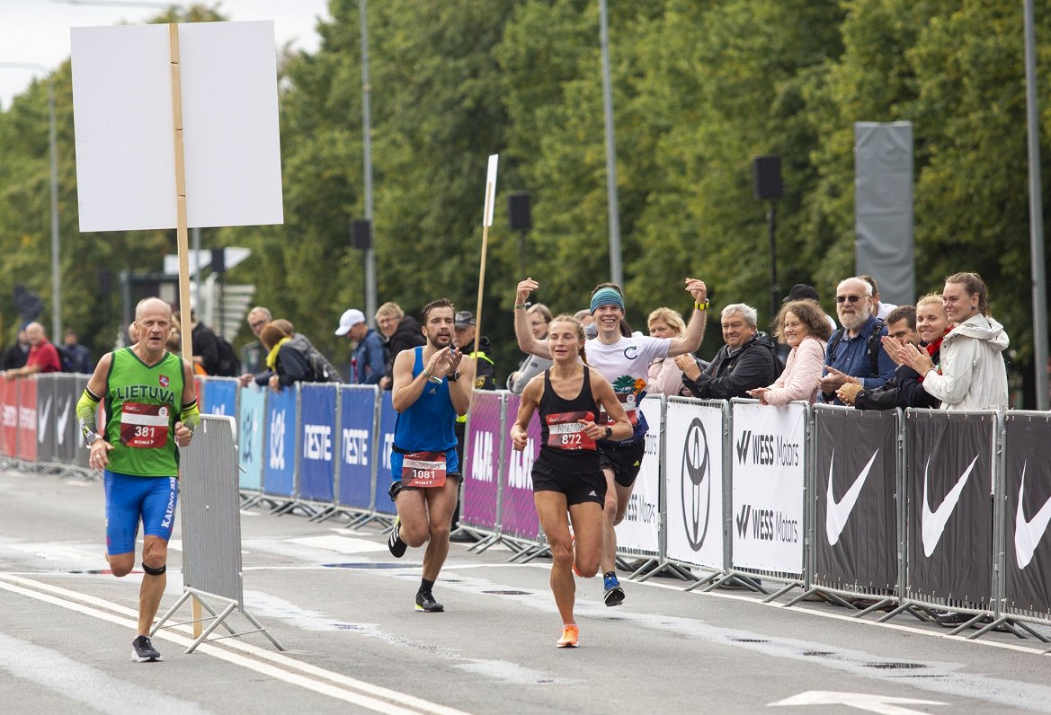 Uzvarētāja Amanda Krūmiņa finišē 2021.gada Rimi Rīgas maratonā