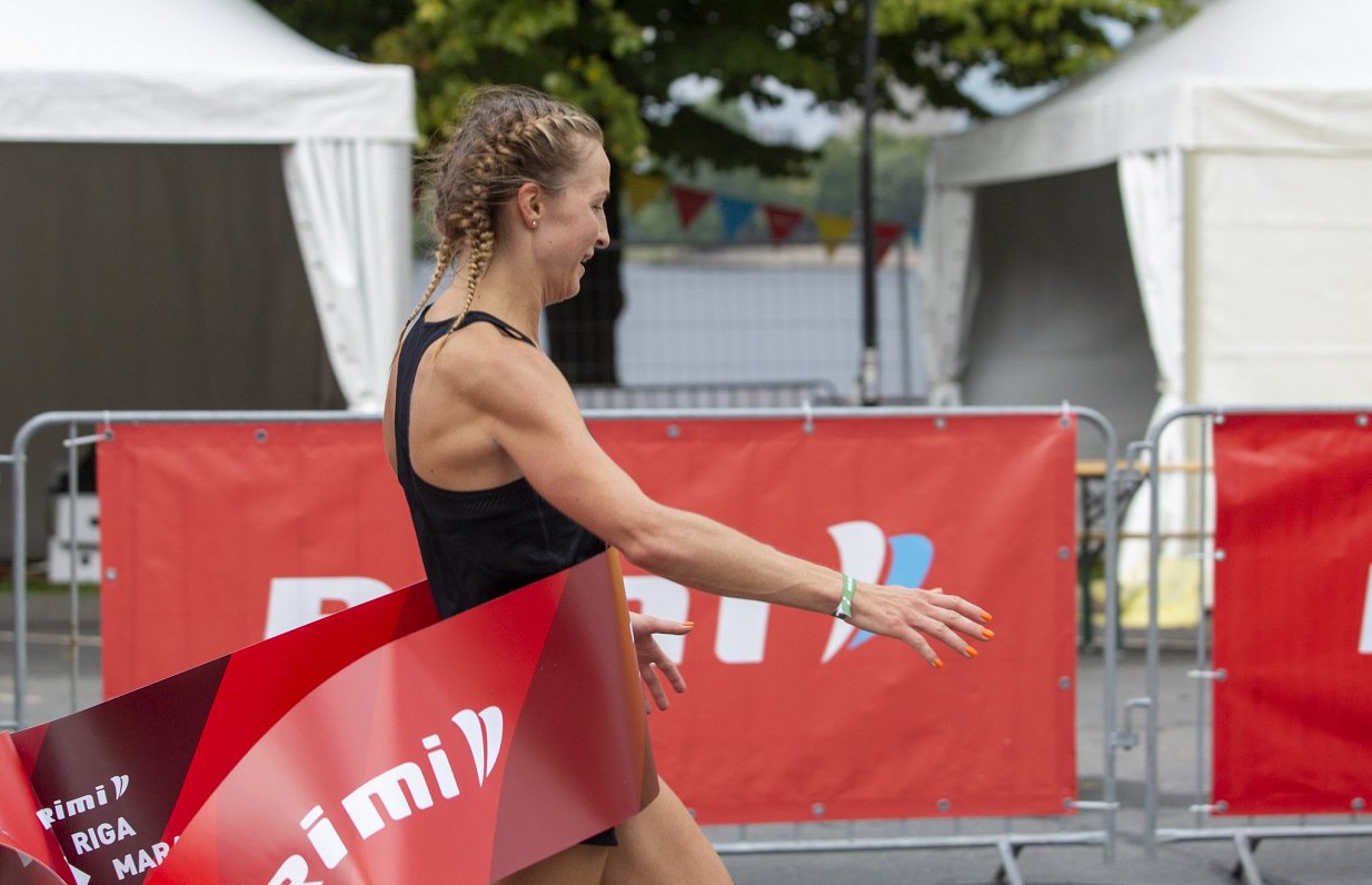 2021.gada Rimi Rīgas maratona uzvarētāja Amanda Krūmiņa finišā