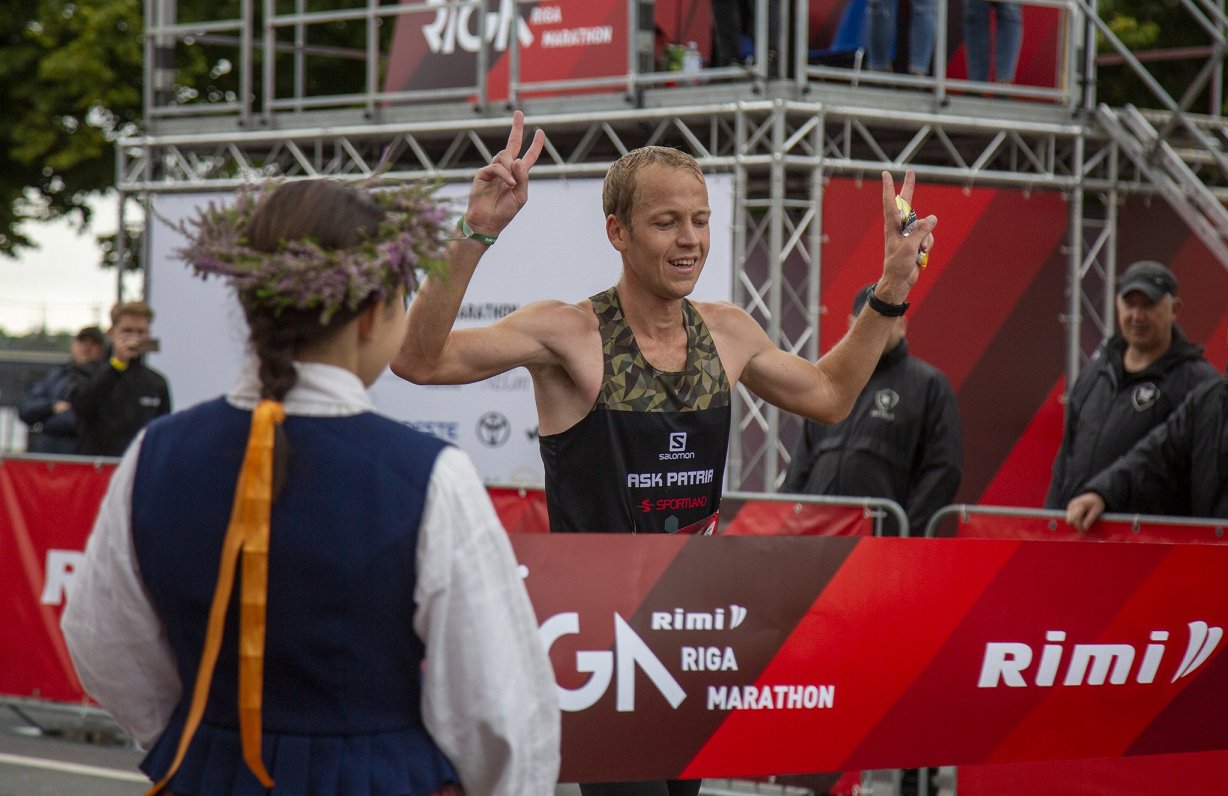 Finišē 2021.gada Rimi Rīgas maratona uzvarētājs Kristaps Bērziņš