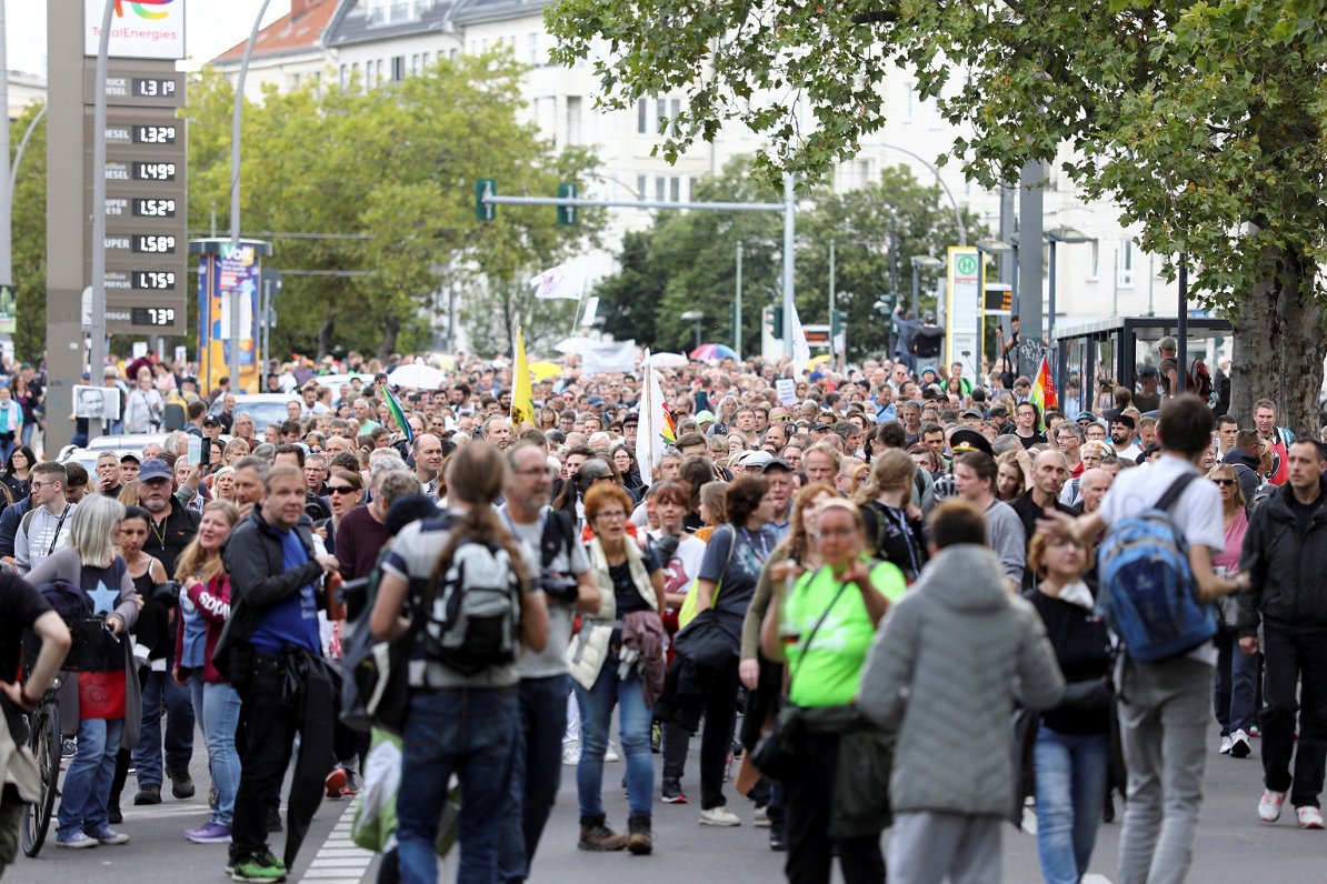Berlīnē protestē pret Covid-19 ierobežojumiem (29.08.2021)