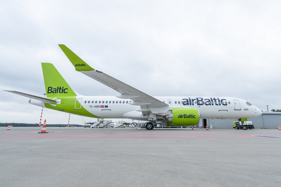 Aviokompānijas &quot;airBaltic&quot; lidmašīnas lidostā &quot;Rīga&quot;. 2021. gada augusts.