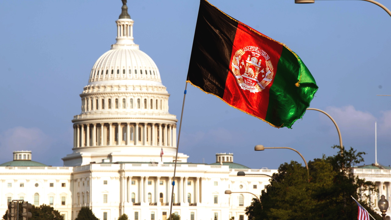 Флаг Афганистана на демонстрации у Конгресса США. Вашингтон, 28 августа 2021 года.
