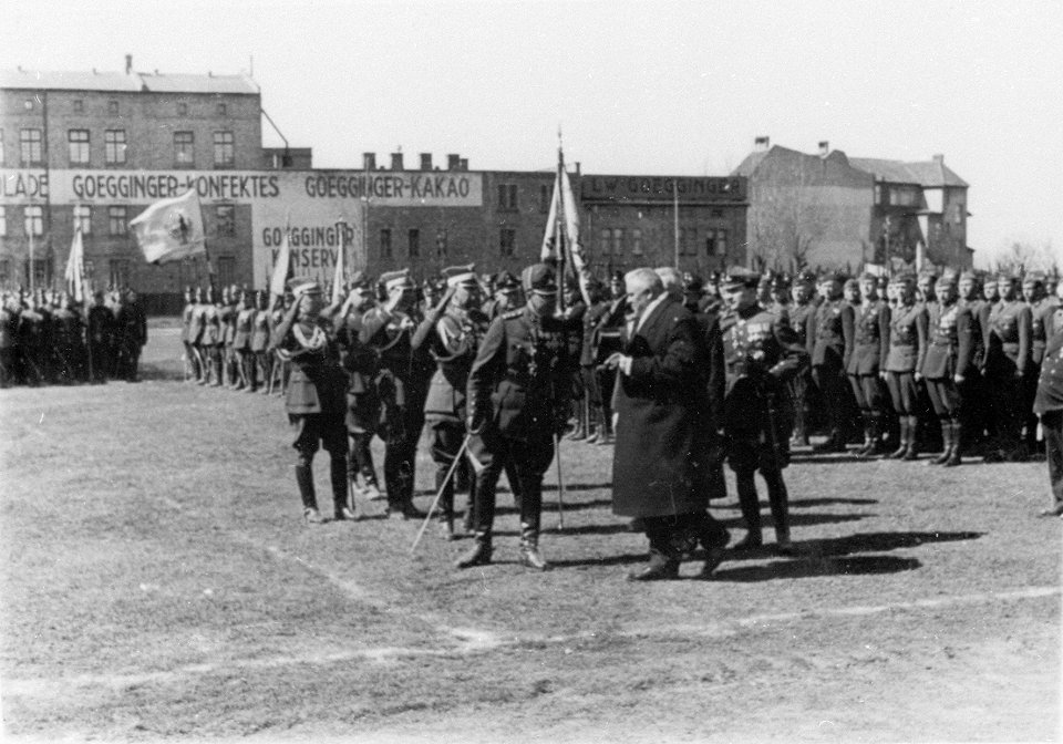 Aizsargu pulku rotu skate Tautas Vienības svētku dienā 1935. gada 15. maijā Latvijas sporta biedrība...