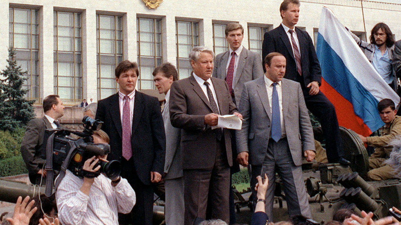 Президент России Борис Ельцин на баррикаде у Белого дома. Москва, 19 августа 1991 года.