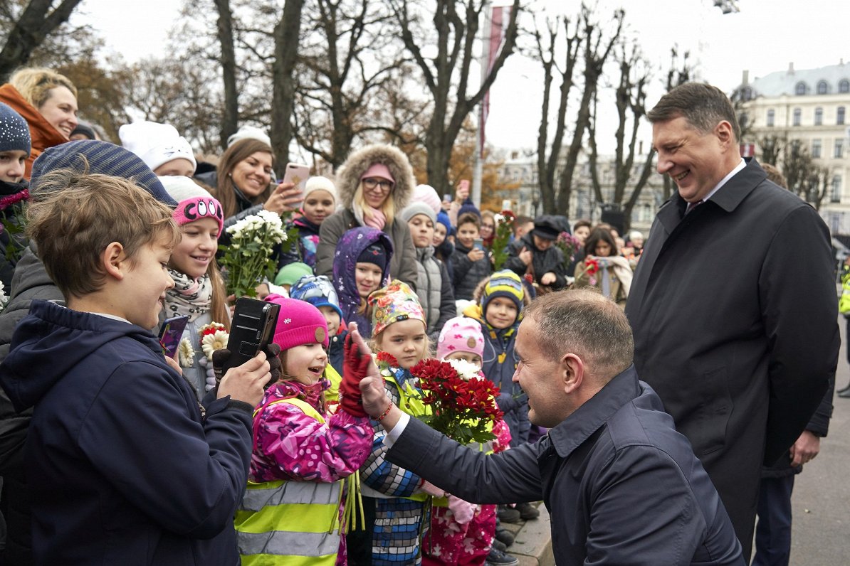 Islandes prezidents Gudni T.Johanesons sveicinās ar bērniem valsts vizītes laikā Latvijā, 2018.gada...
