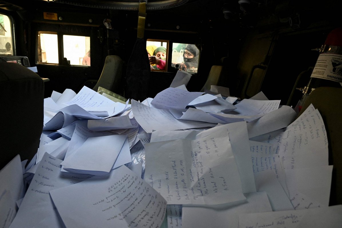 Papīru kaudzes ar Britu vēstniecības dokumentiem pamestiem apvidus mašīnā pie vēstniecības ēkas.