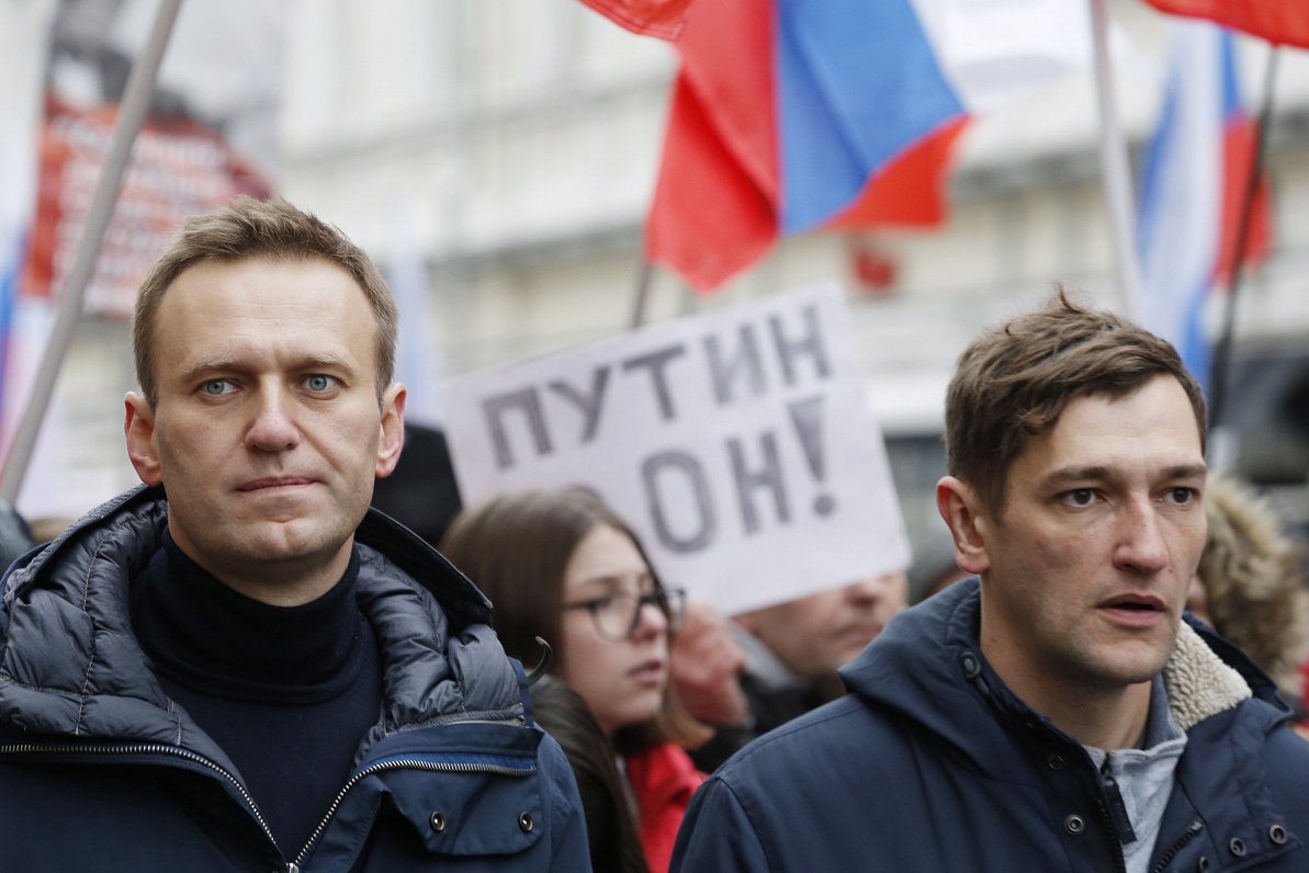 Krievijas opozīcijas līderis Aleksejs Navaļnijs (no kreisās) ar brāli Oļegu mītiņā 2019. gadā