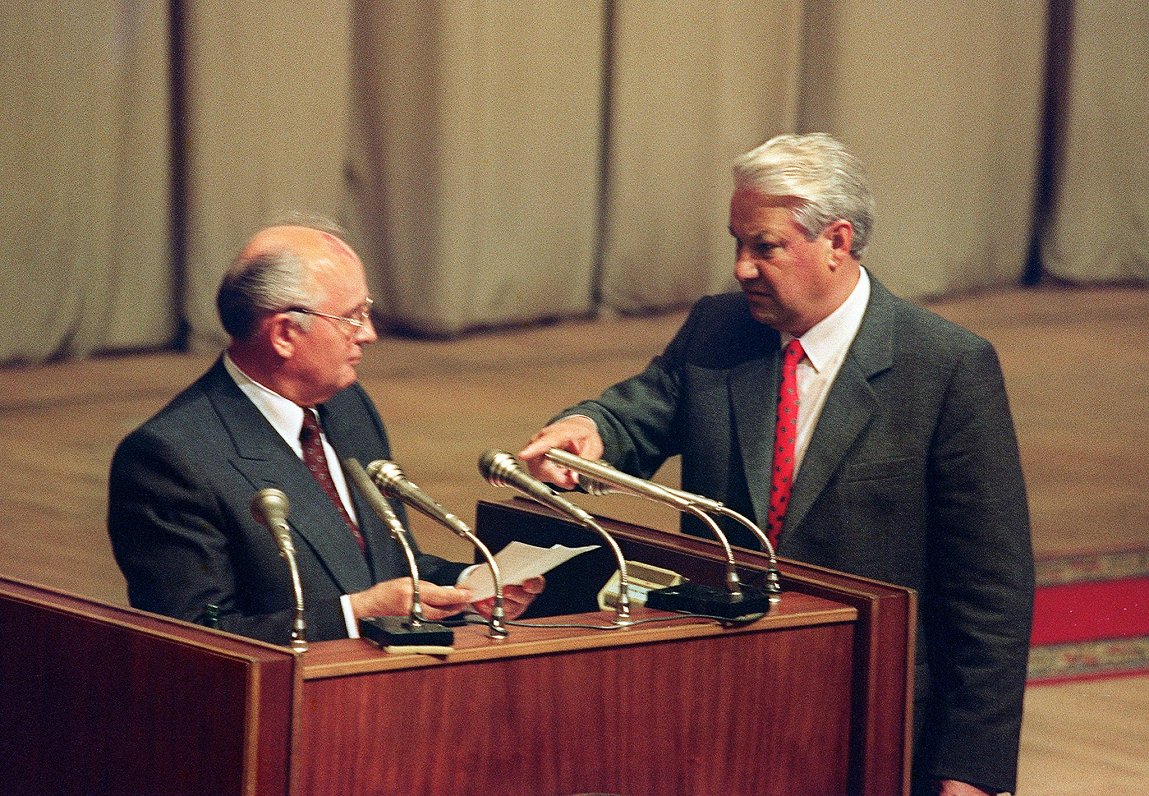 PSRS līderis Mihails Gorbačovs un Krievijas prezidents Boriss Jeļcins pēc puča izgāšanās 1991. gada...
