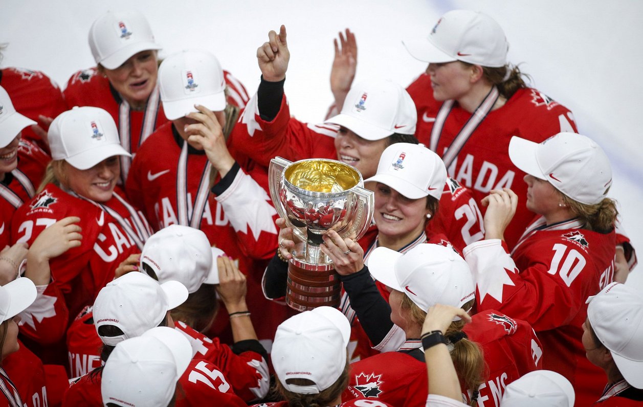 Kanādas hokejistes ar pasaules čempioņu kausu