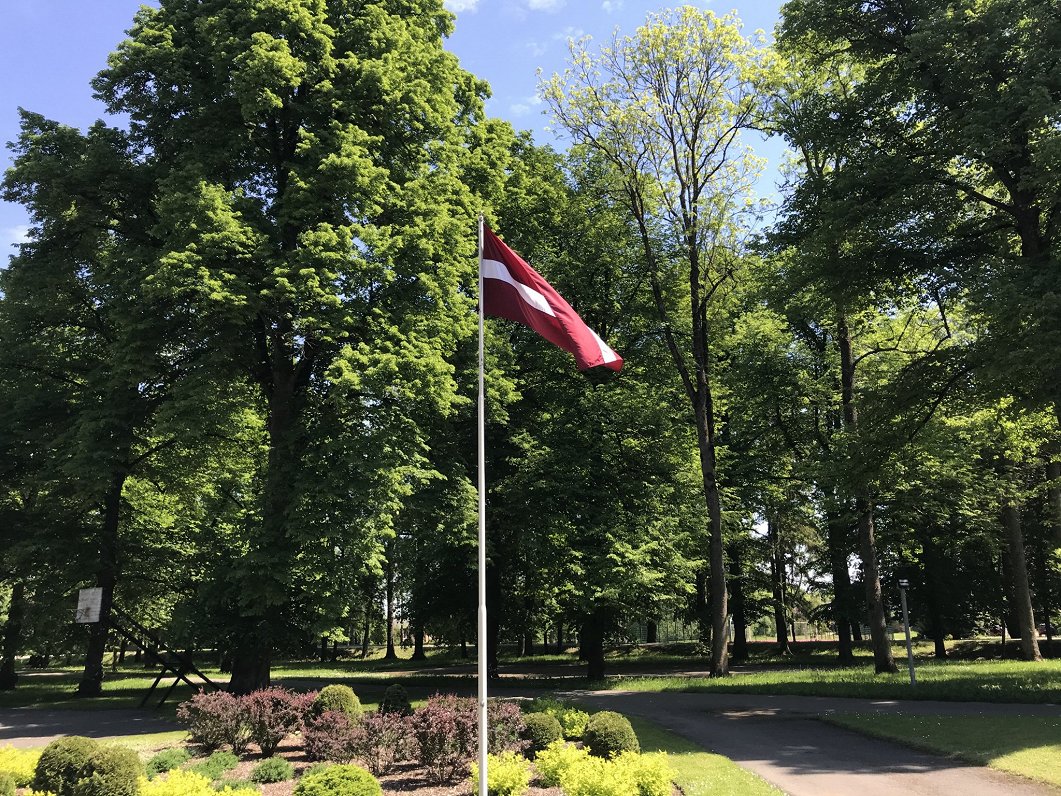Latvijas valsts karogs plīvo vējā. Attēls ilustratīvs.