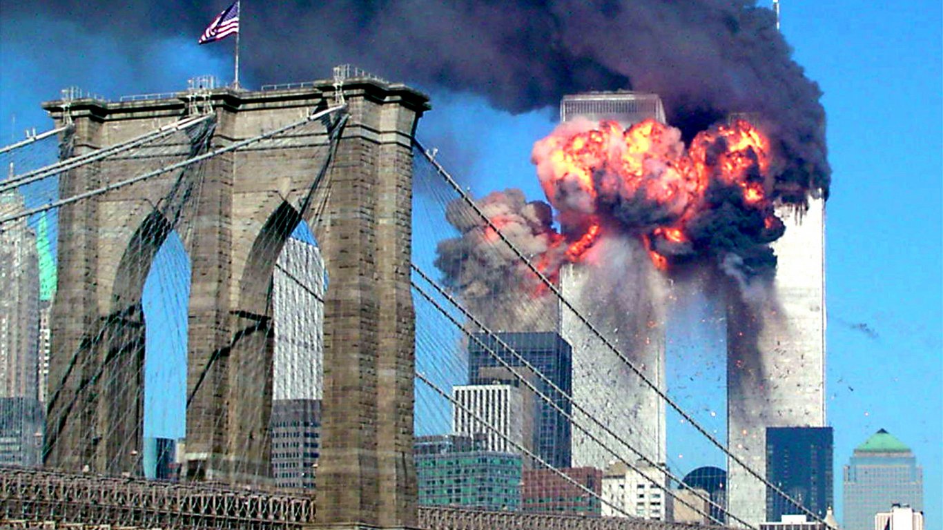 Второй захваченный террористами самолет врезается во вторую башню Всемирного торгового центра. 11 се...