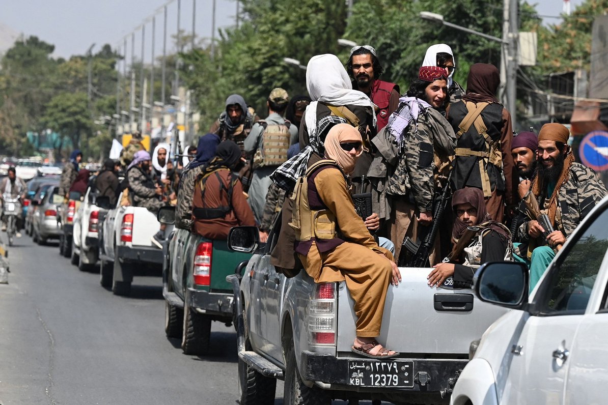 Bruņotu Talibu kaujinieku konvojs Kabulas ielās
