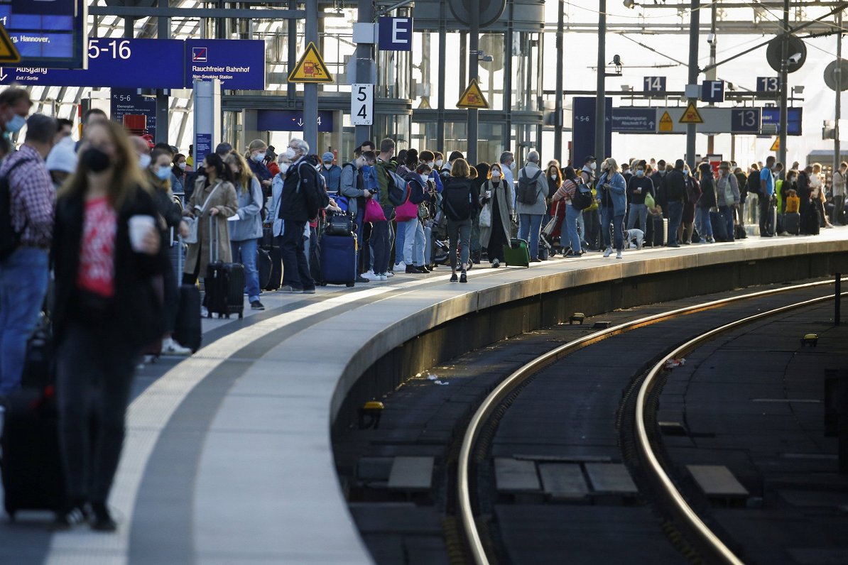 Dzelzceļa stacijas perons Vācijā streika laikā. 2021. gada 2. septembris.