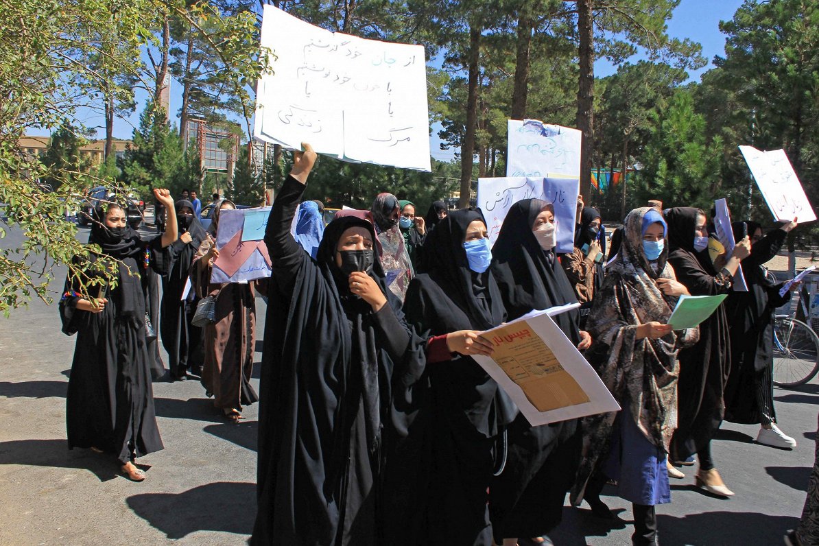 Sievietes protestē Afganistānā.