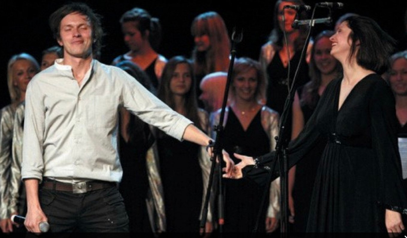 2009. gads. Labdarības koncertā kopā ar Renāru Kauperu