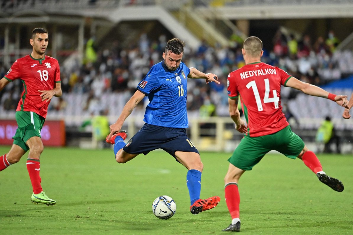 Itālijas izlases futbolists Braiens Kristante (centrā) spēlē pret Bulgāriju