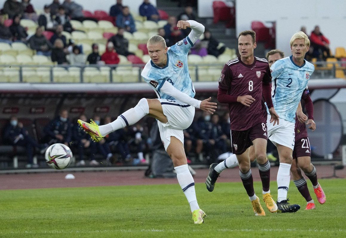 Norvēģijas futbolists Erlings Halands spēlē pret Latviju