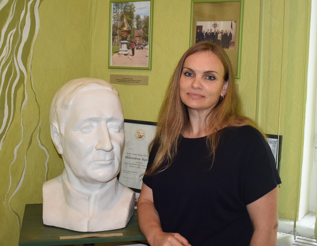 Svetlana Skačkova-Marčenko with a bust of husband Aleksandrs