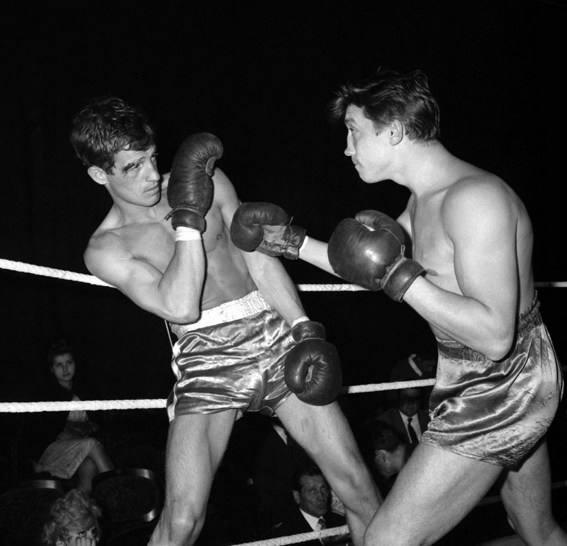 Žans Pols Belmondo (no kreisās) boksa ringā