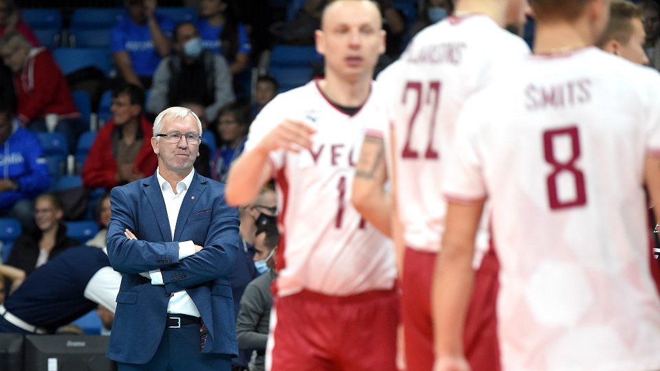 Тренер сборной Латвии Ааво Кеэль на чемпионате Европы по волейболу