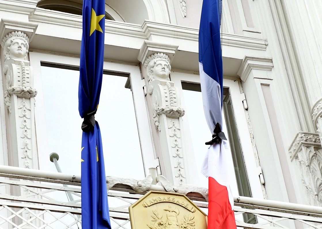Eiropas savienības un Francijas karogs ar sēru lenti pie Francijas vēstniecības Latvijā pēc traģiska...